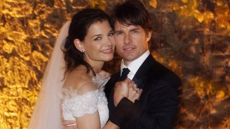 Katie Holmes et Tom Cruise se tenant la main à leur mariage