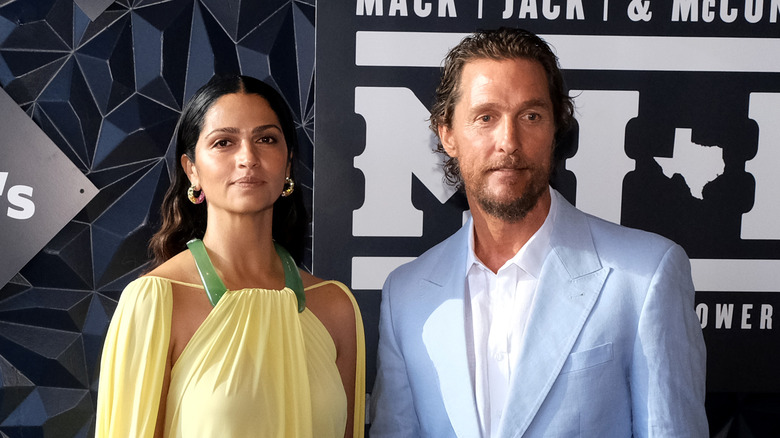 Camila Alves et Matthew McConaughey posent