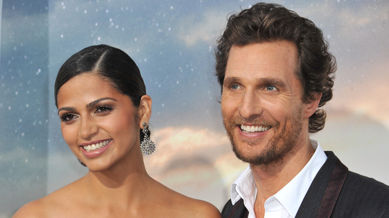 Camila Alves et Matthew McConaughey souriants 