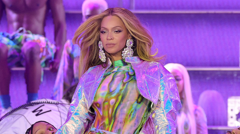 Beyoncé porte un costume aux couleurs de l'arc-en-ciel