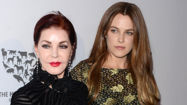 Priscilla Presley et Riley Keough posent