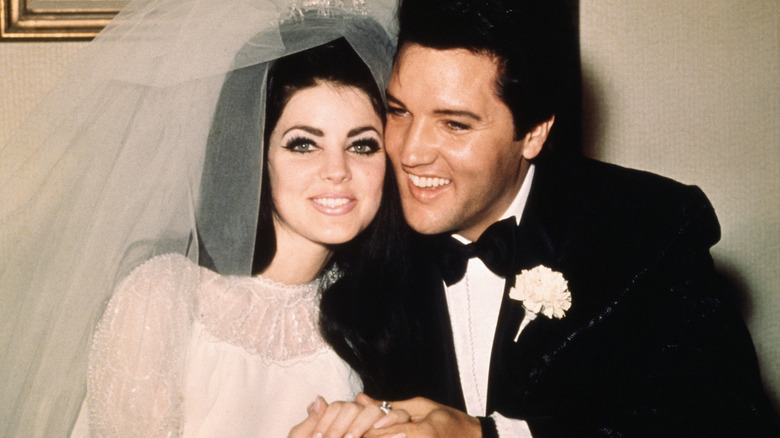 Priscilla Presley et Elvin Presley souriants