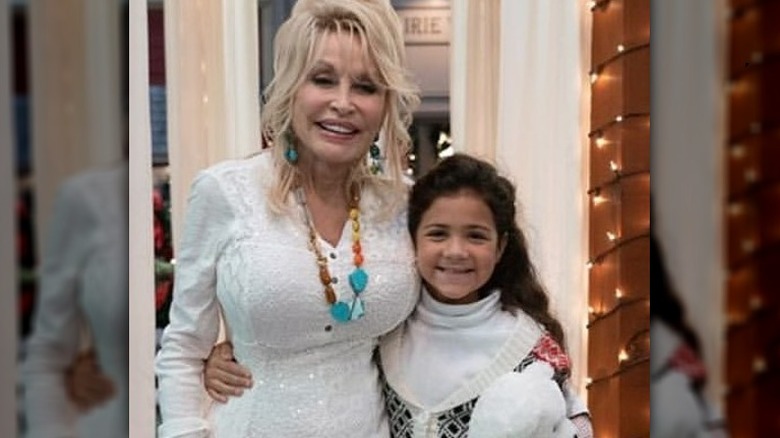 Dolly Parton posant avec Talia Hill