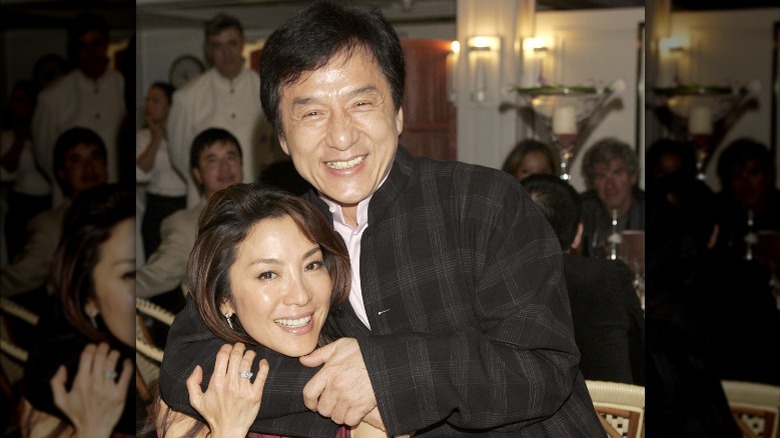 Jackie Chan avec un bras autour du cou de Michelle Yeoh