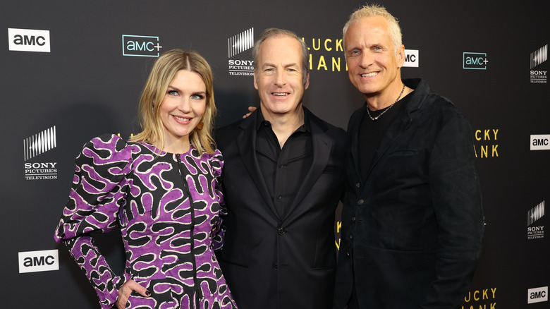 Rhea Seehorn, Bob Odenkirk, Patrick Fabian posant