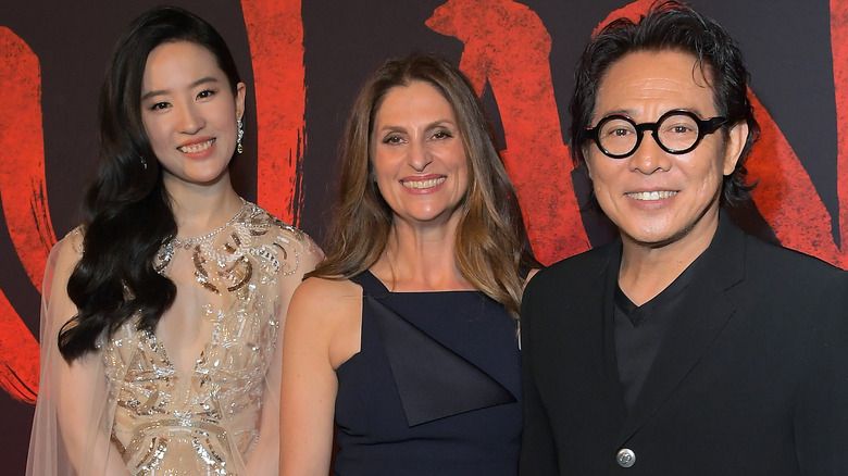 Yifei Liu, Niki Caro et Jet Li posant