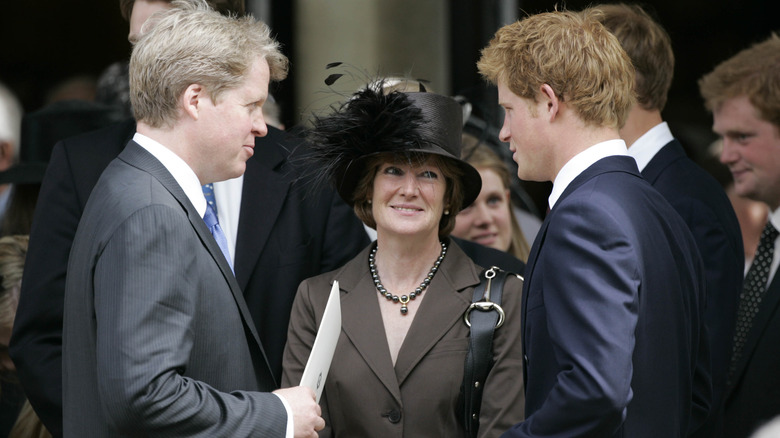 Sarah Spencer parle au comte Spencer et au prince Harry