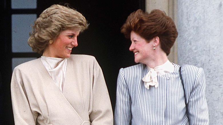 La princesse Diana et Sarah Spencer sourient