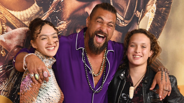 Jason Momoa, Lola Momoa et Nakoa-Wolf Momoa souriant