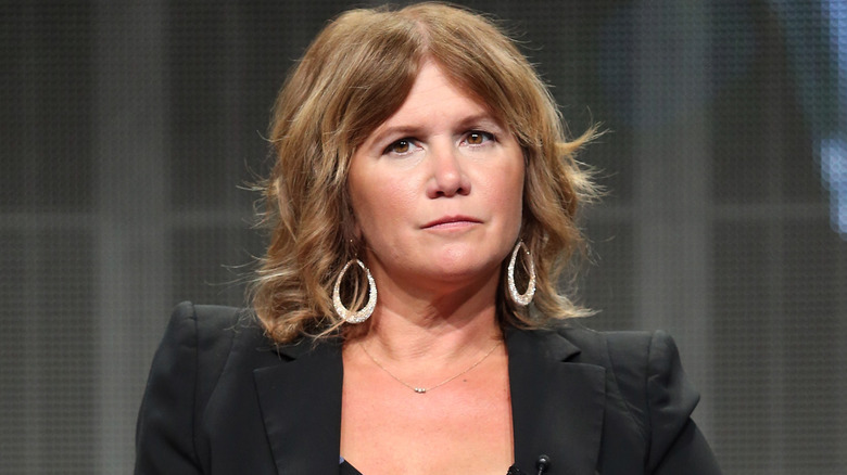 Tracey Gold parle sur un panneau