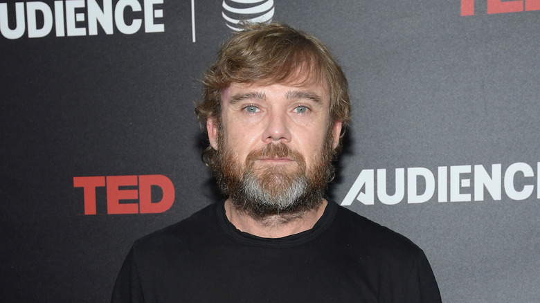 Rick Schroder posant sur le tapis rouge