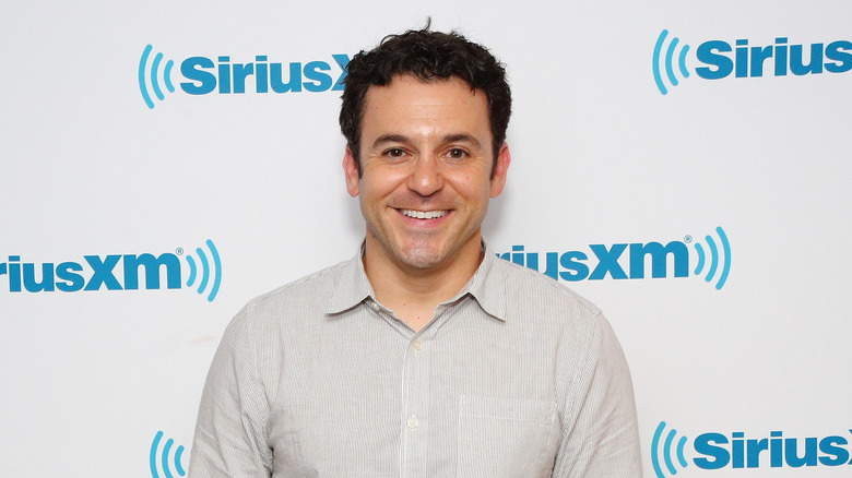 Fred Savage souriant sur le tapis rouge