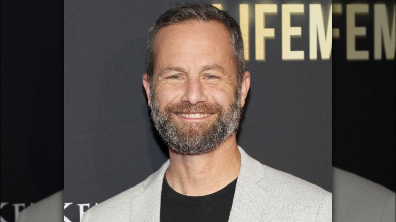 Kirk Cameron souriant sur le tapis rouge