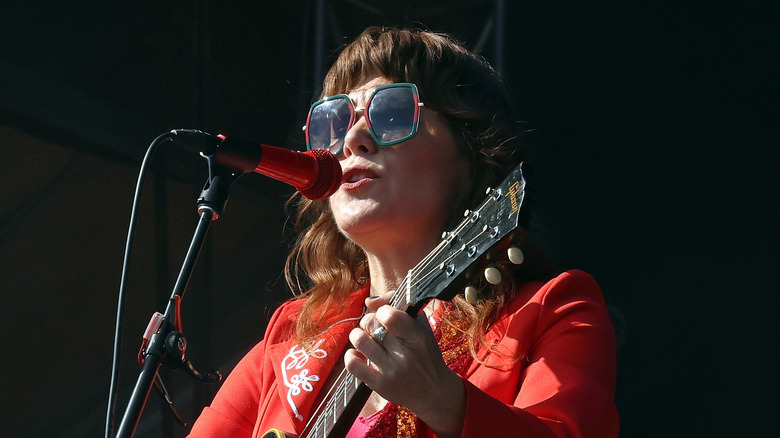 Jenny Lewis se produit dans des teintes surdimensionnées