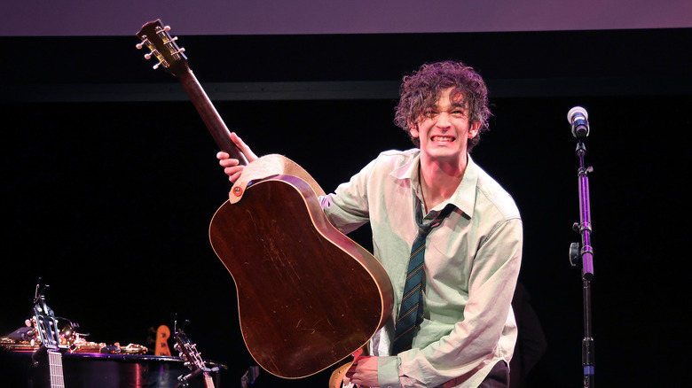 Matty Healy tenant une guitare