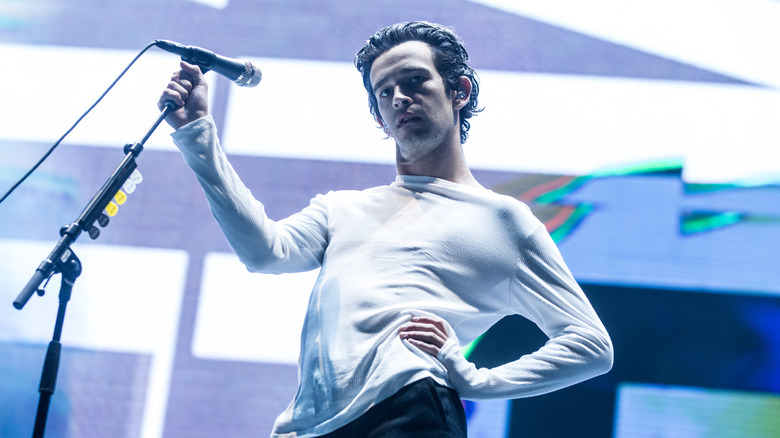 Matty Healy tient un micro