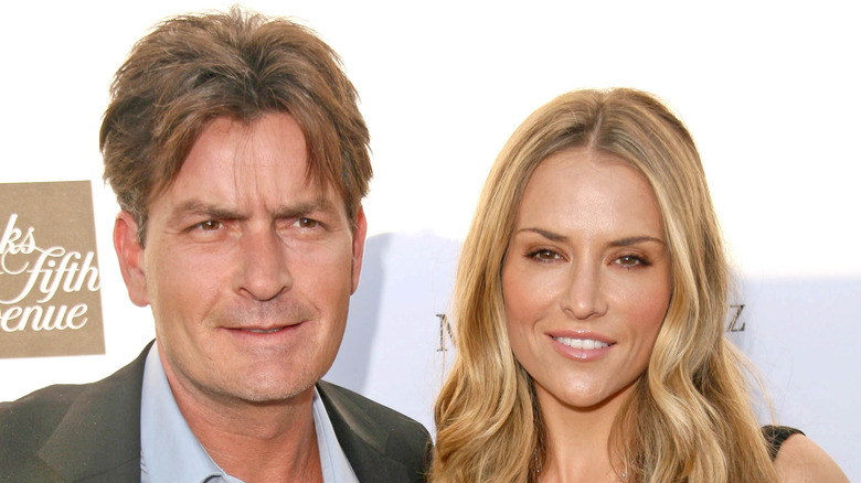 Charlie Sheen pose avec Brooke Mueller