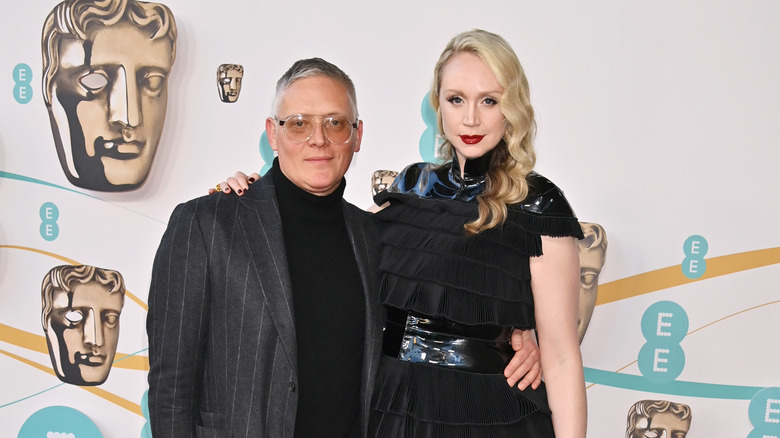 Giles Deacon et Gwendoline Christie posent