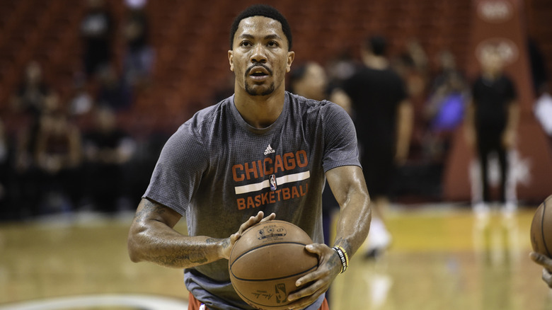 Derrick Rose se prépare à tirer