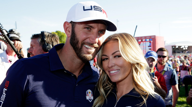 Dustin Johnson, Paulina Gretzky souriant dehors