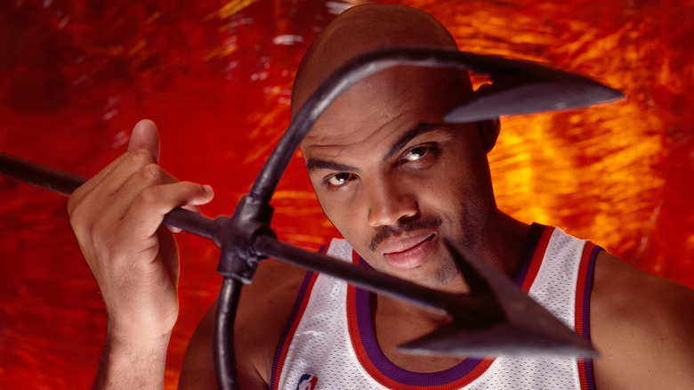 Charles Barkley tenant une fourche