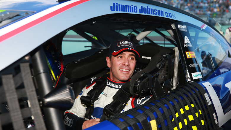 Jimmie Johnson souriant à l'intérieur de la voiture