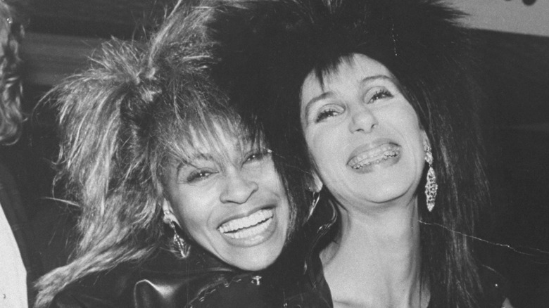 Tina Turner étreignant Cher par derrière en souriant