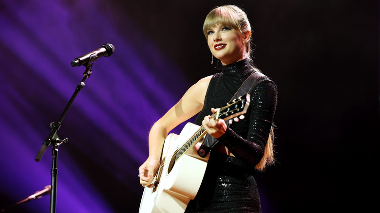 Taylor Swift joue de la guitare