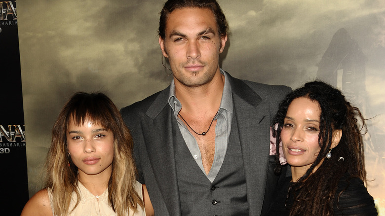 Zoë Kravitz, Jason Momoa et Lisa Bonet souriant