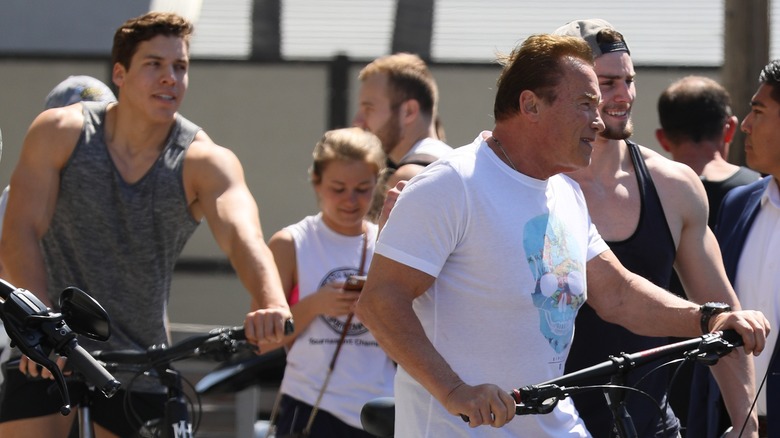 Arnold Schwarzenegger et son fils Joseph Baena font du vélo