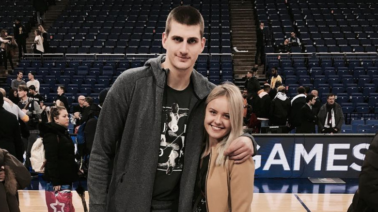 Nikola Jokic et Natalija Jokic posent sur un terrain de basket