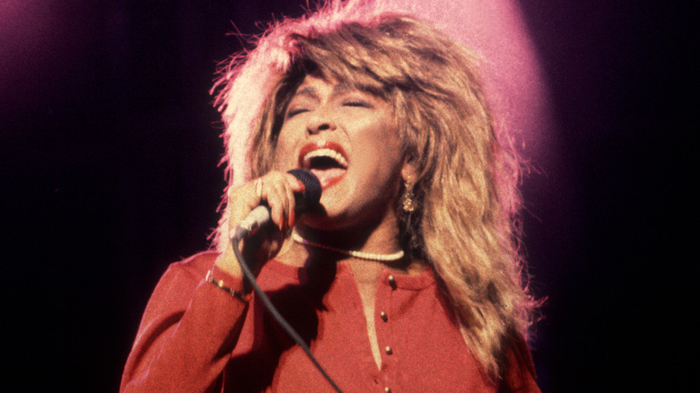 Tina Turner se produisant dans les années 80