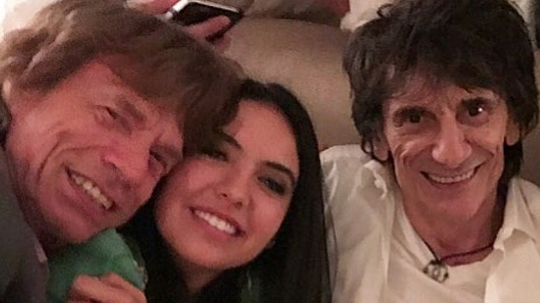 Mick Jagger étreignant Noor Alfalah Keith Richards souriant