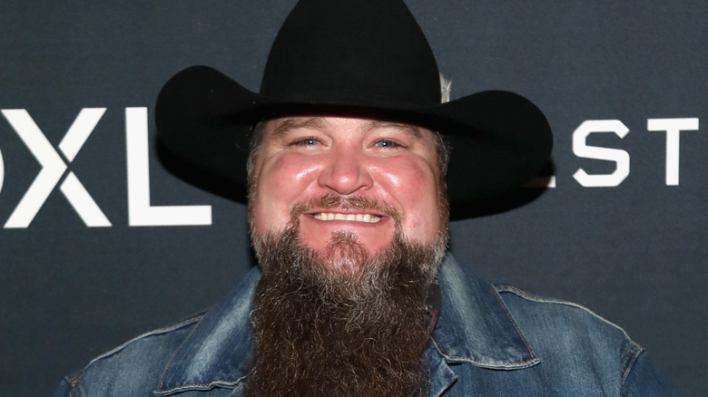 Sundance Head souriant dans un chapeau de cowboy