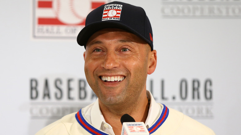 Derek Jeter sourit au micro