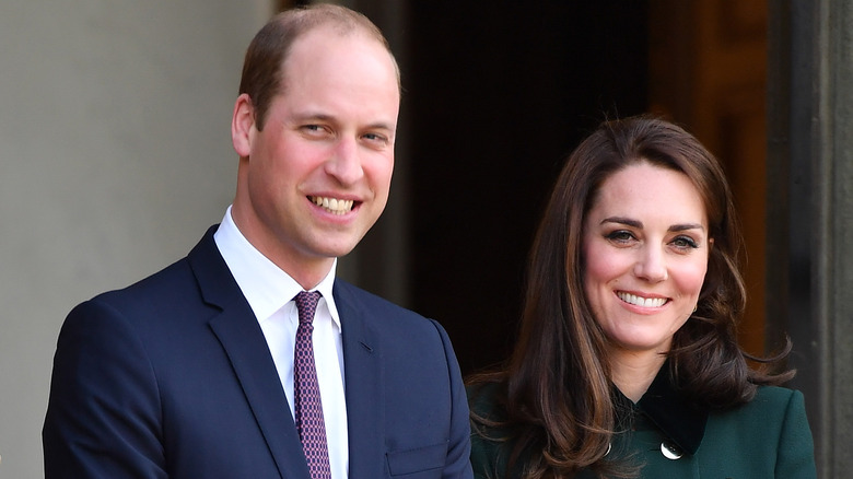 Le prince William et Kate Middleton souriant 