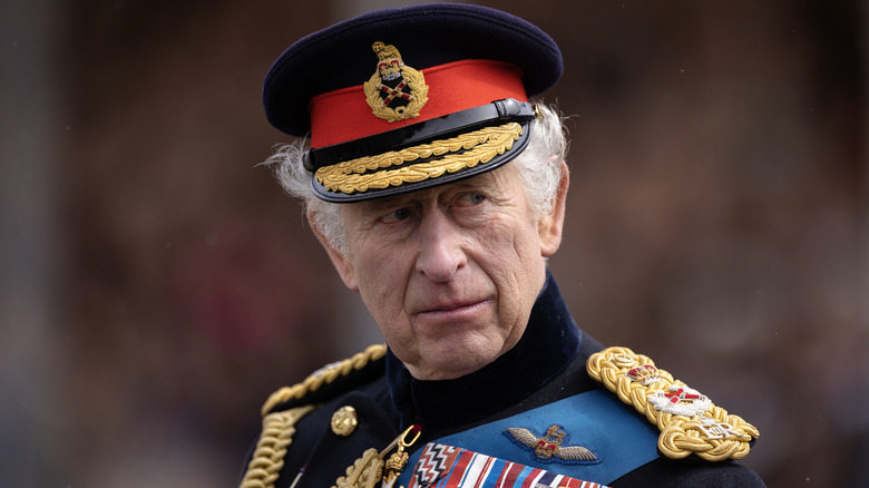 Le roi Charles III posant 