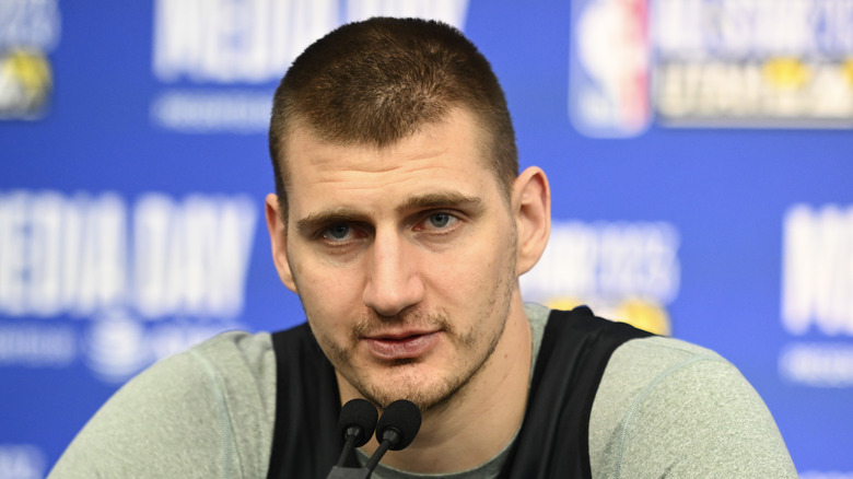 Nikola Jokic s'exprime lors d'une conférence de presse