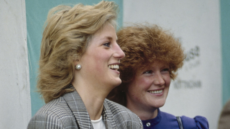 Sarah Spencer et la princesse Diana souriantes