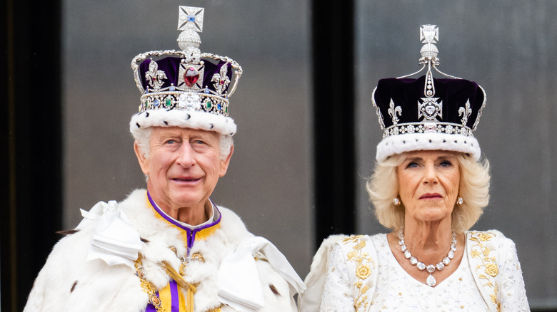 Un expert en langage corporel dit que la reine Camilla n’a pas pu dissimuler ses peurs pendant le couronnement – Exclusif