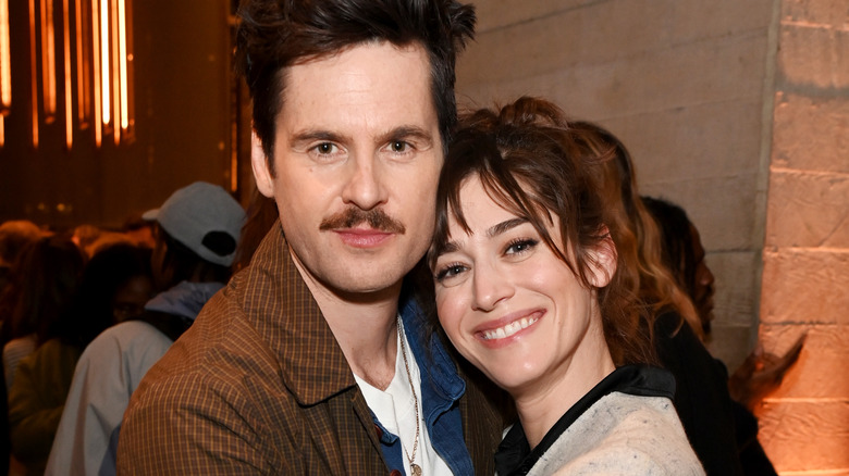 Vous pourriez reconnaître le célèbre mari de Lizzy Caplan, Tom Riley