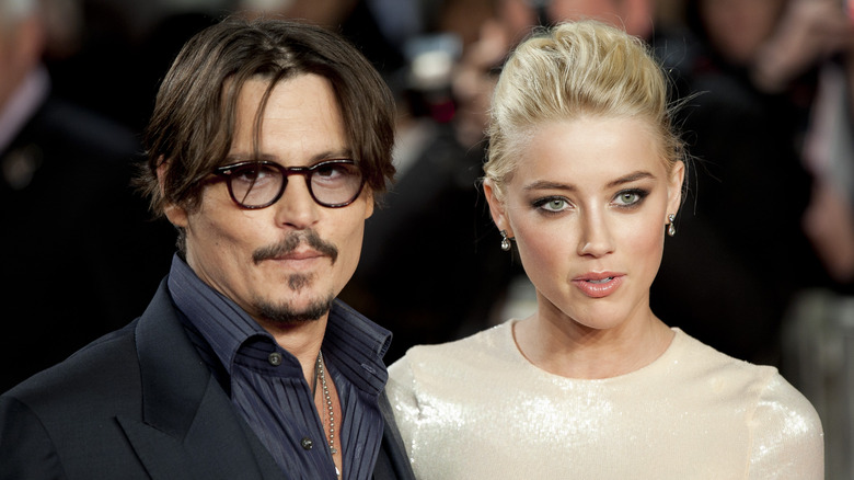 Johnny Depp lunettes noires souriant robe dorée Amber Heard