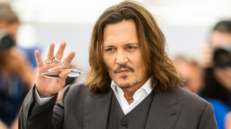 Johnny Depp fait signe