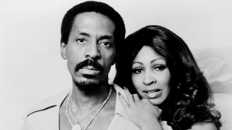 Tina Turner et Ike Turner posant ensemble