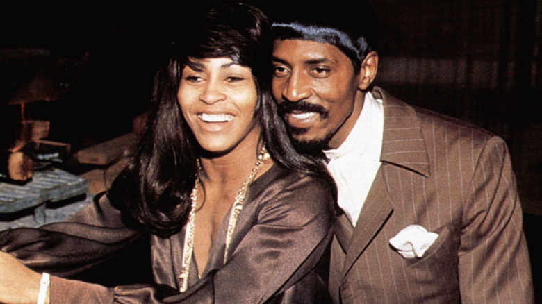 Tina Turner et Ike Turner posant ensemble