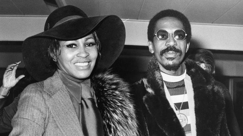 Tina Turner et Ike Turner posant ensemble