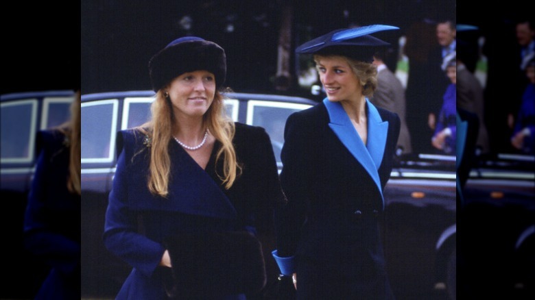 Sarah Ferguson souriante avec la princesse Diana