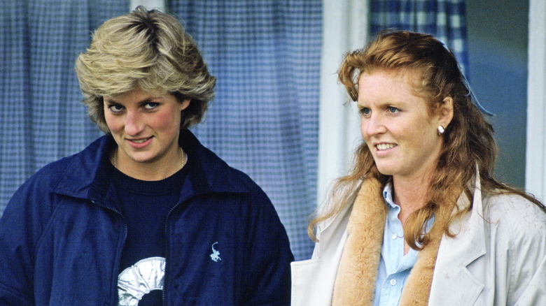 La princesse Diana et Sarah Ferguson sourient