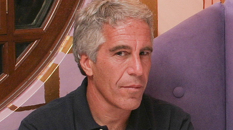 Jeffrey Epstein a l'air sérieux