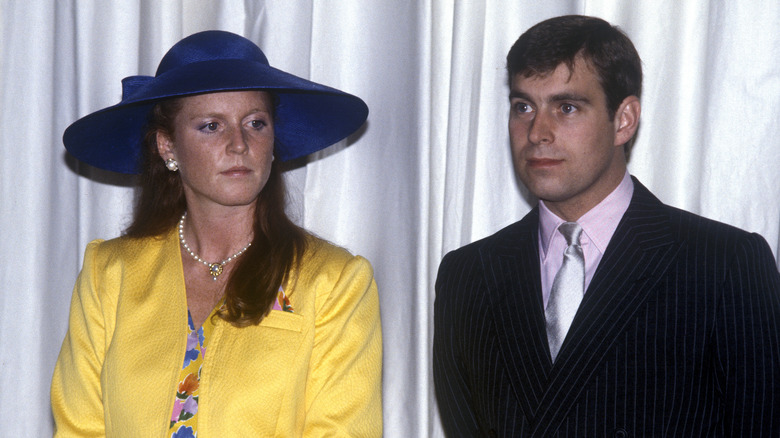 Sarah Ferguson triste, le prince Andrew regarde